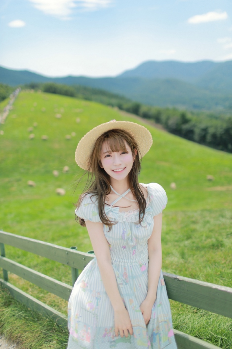 治愈系白嫩美女草原牧场清新迷人写真图片