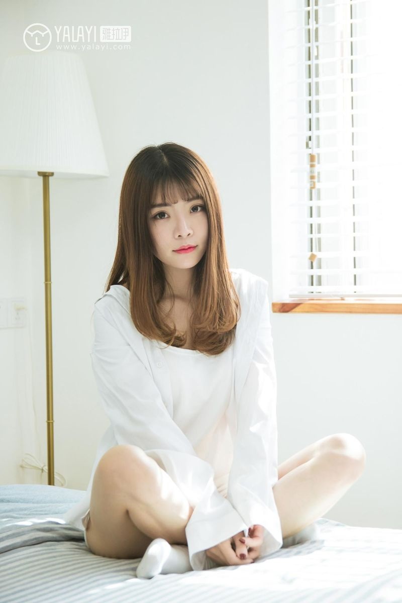 清纯少女阳阳性感白衬衫私房写真照