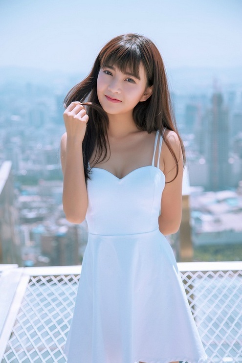 网红美女高台上低胸白色吊带裙迷人写真照
