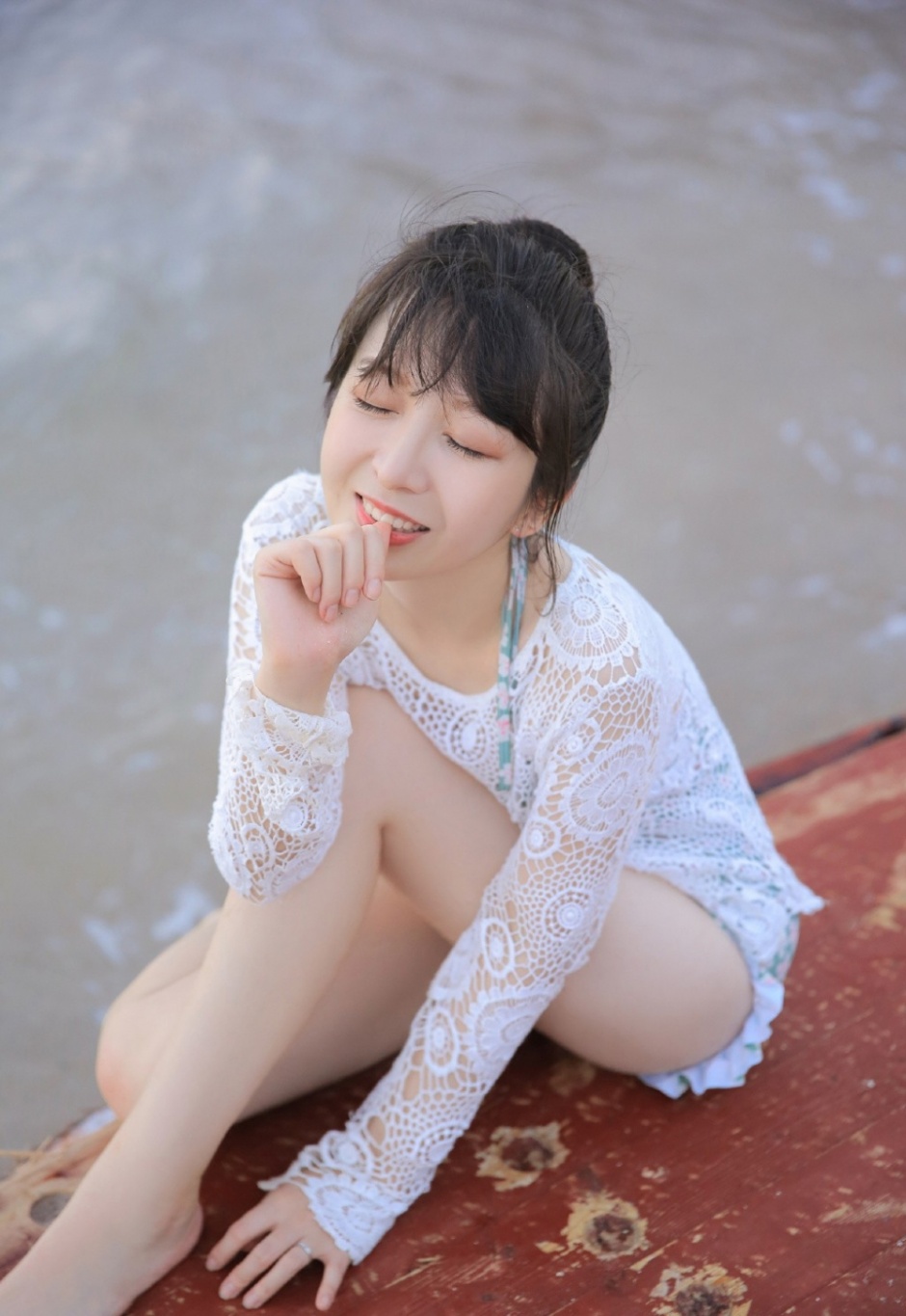丸子头美少女性感紧身泳衣沙滩上演绎甜美可爱写真图片