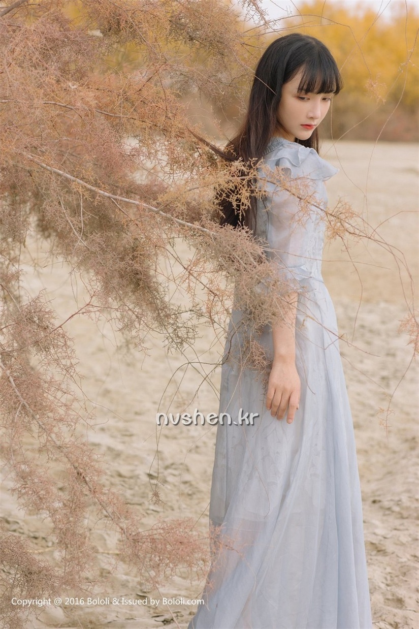 素雅高挑美女沙漠胡杨林唯美写真图片