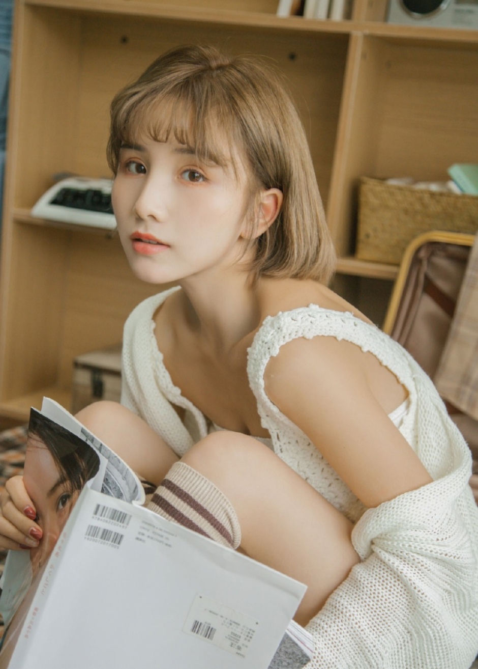 白毛衣美女抹胸吊带私房大秀性感美腿图片