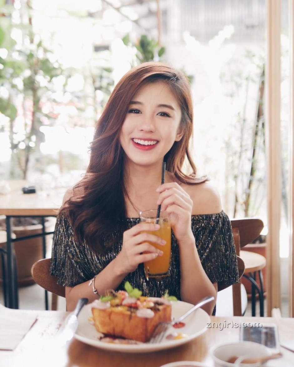 明眸皓齿气质美女Kelly Tan甜美街拍写真图片