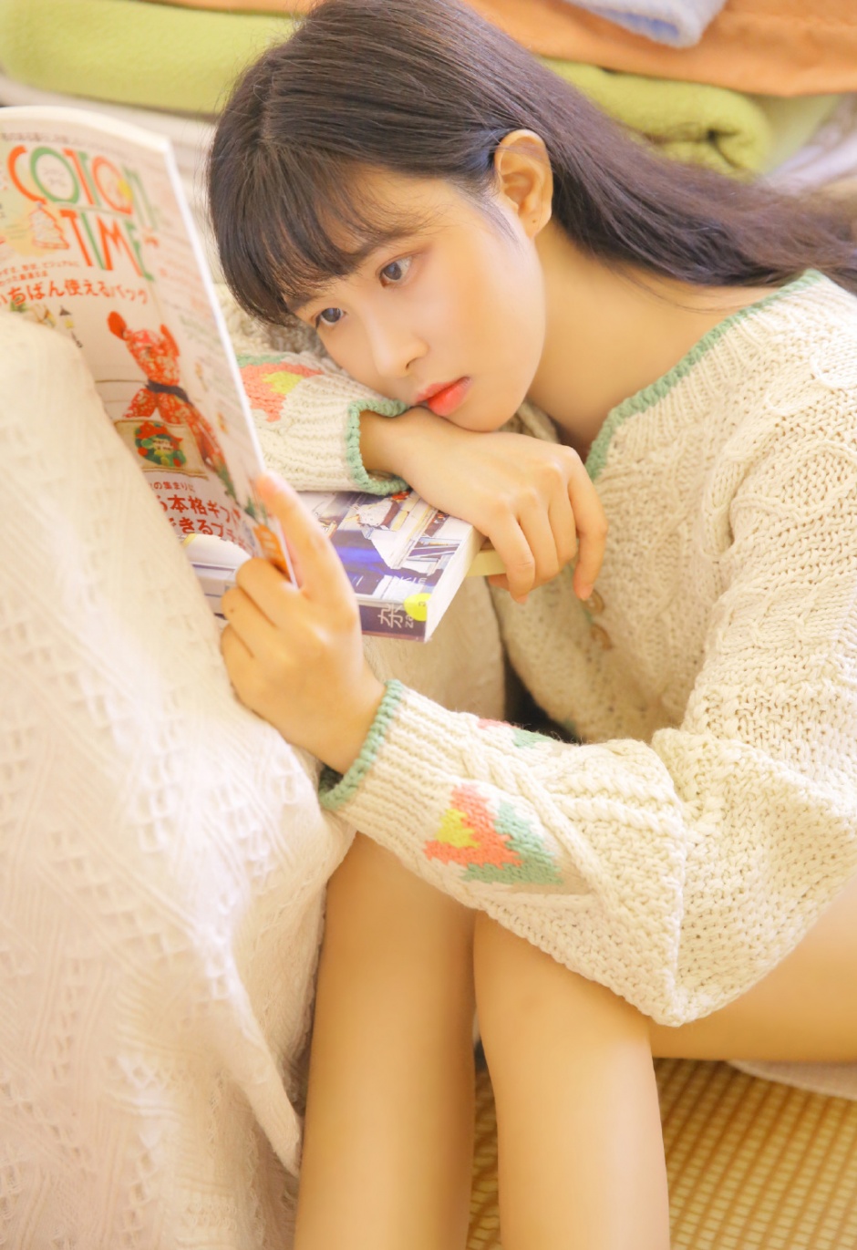 空气刘海美女精致侧颜唇红齿白居家图片
