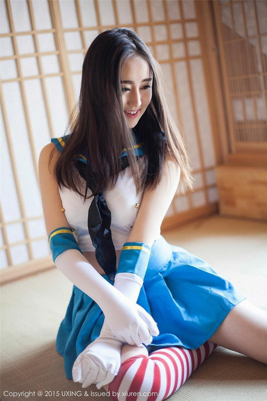 90后大美女王朝朝性感制服甜笑迷人写真图片