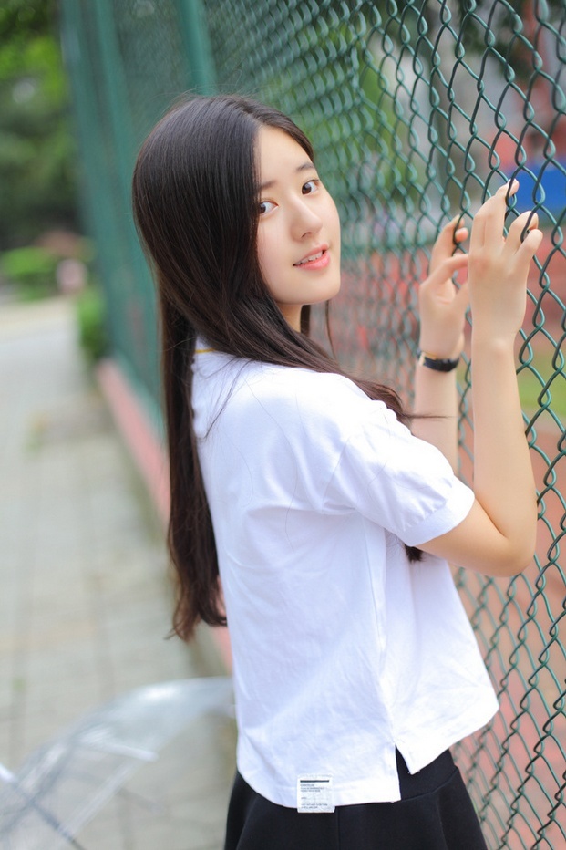 00后清纯长发美女校园洋溢青春活力写真