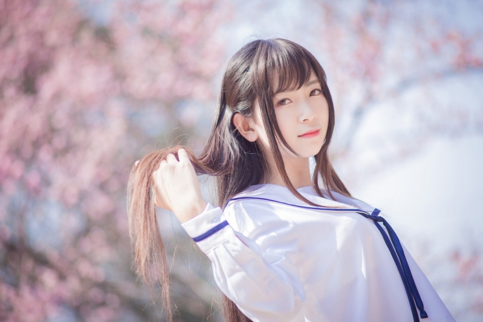 清纯白皙美女校花小露蛮腰性感迷人写真