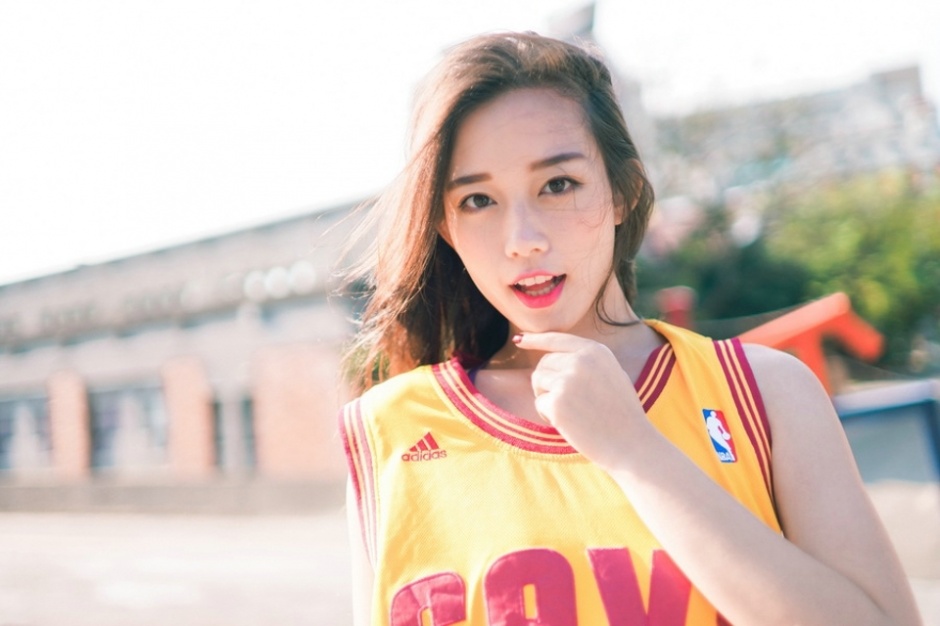 火辣美女校花中袜美腿运动服操场滑板美拍