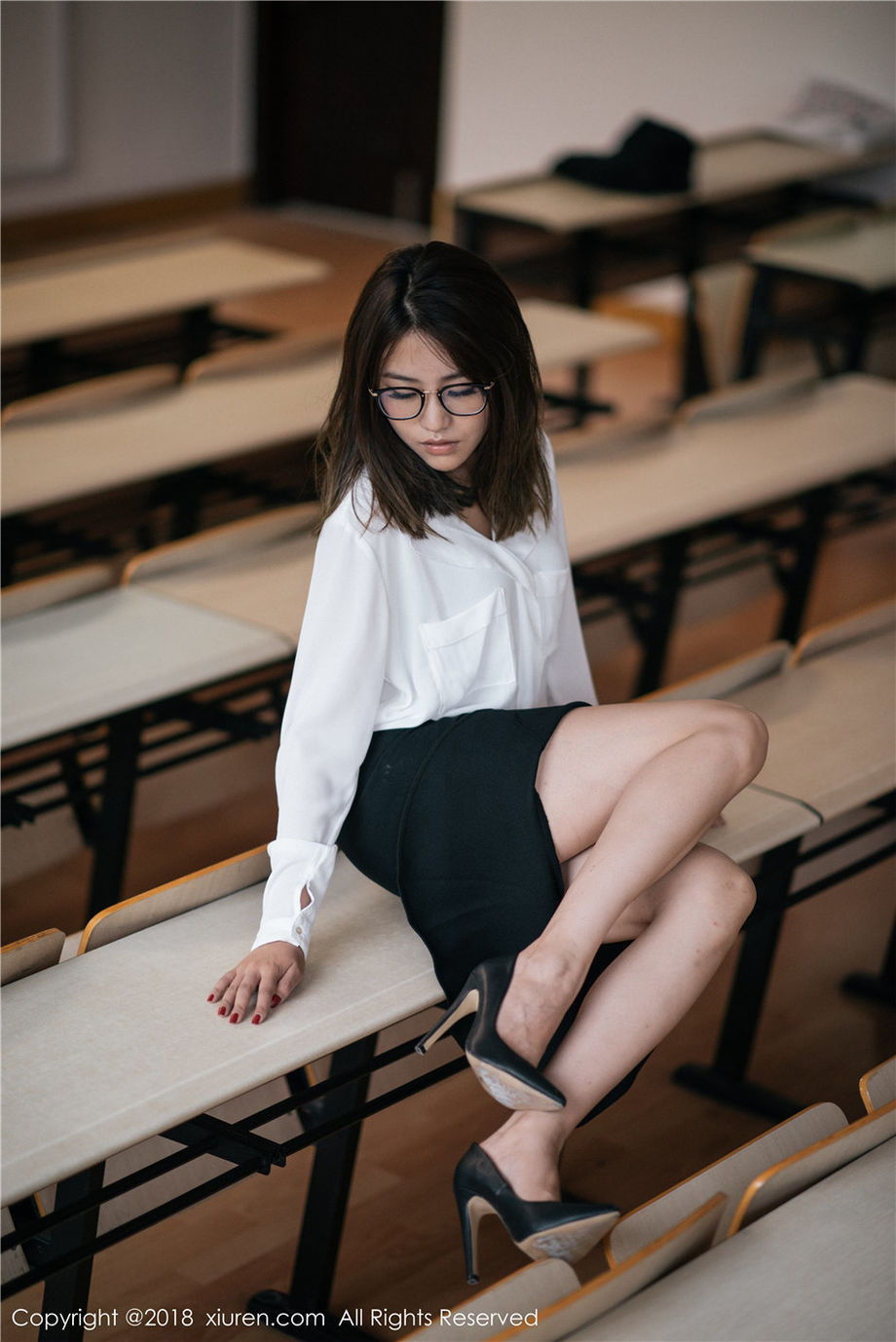 秀人网 清纯御姐许诺Sabrina性感修长美腿魅惑写真图片