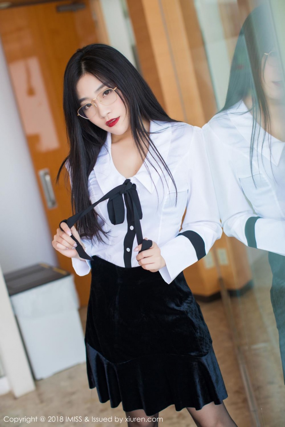 宅男女神许诺Sabrina黑丝美腿脱衣酥胸诱惑图片