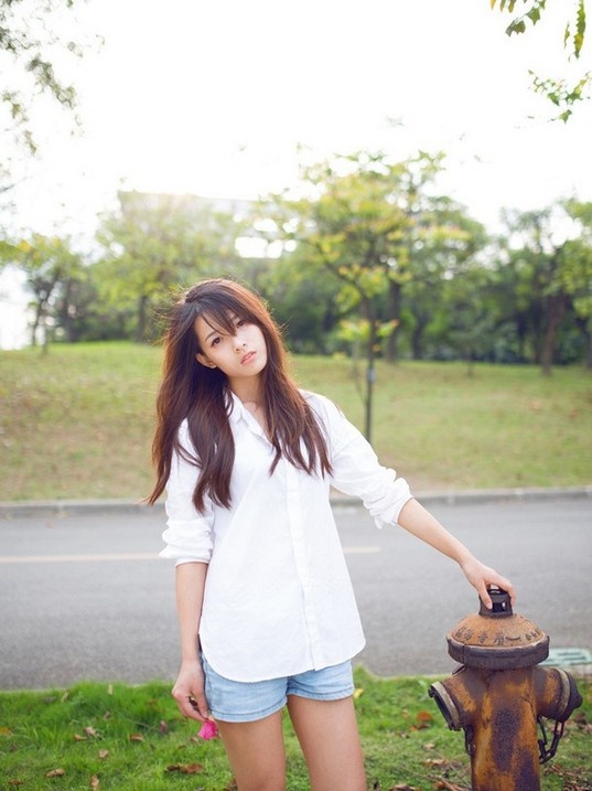 阳光白衬衫美女凌乱秀发性感撩人写真图片