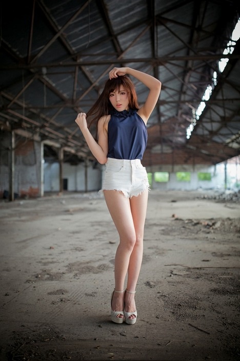 白皙光滑长腿美女娇柔可人厂房废墟写真图片