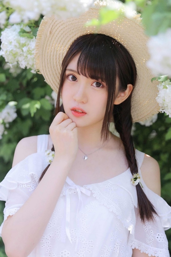清纯白裙花仙子私房小露玉背性感写真图片