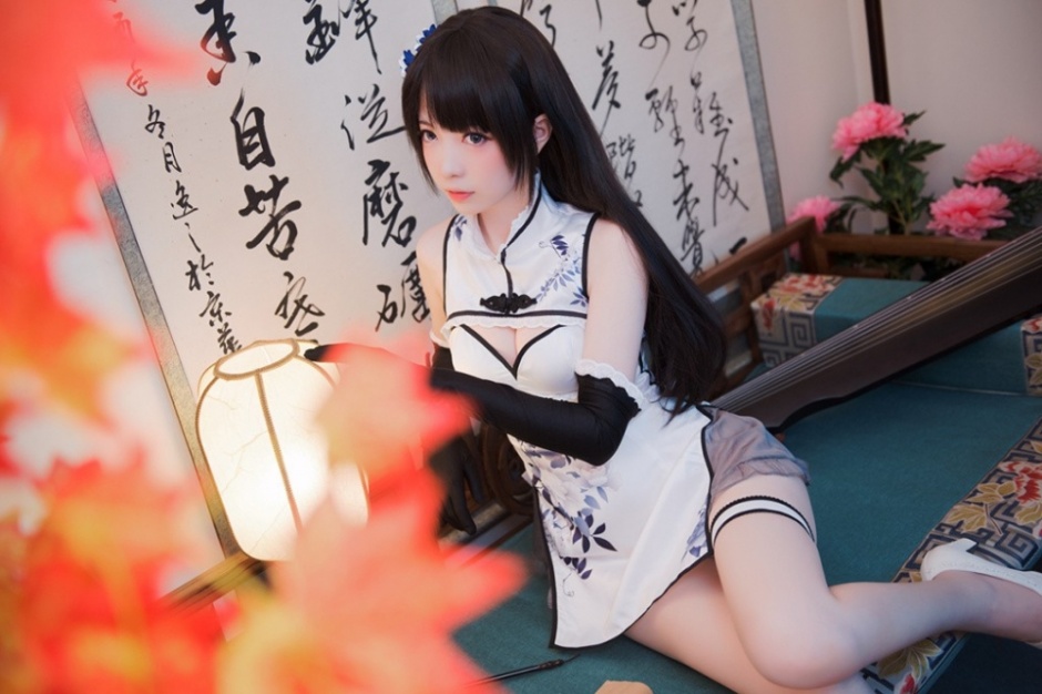 书房抚琴美女长腿如白玉酥胸古筝服性感诱惑图片