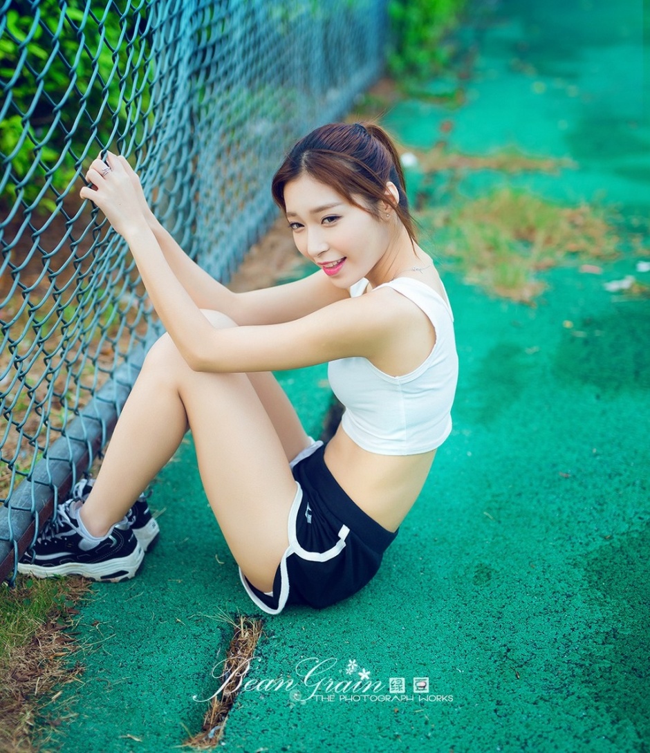 休闲运动装美女清纯白皙校园操场大秀性感小蛮腰