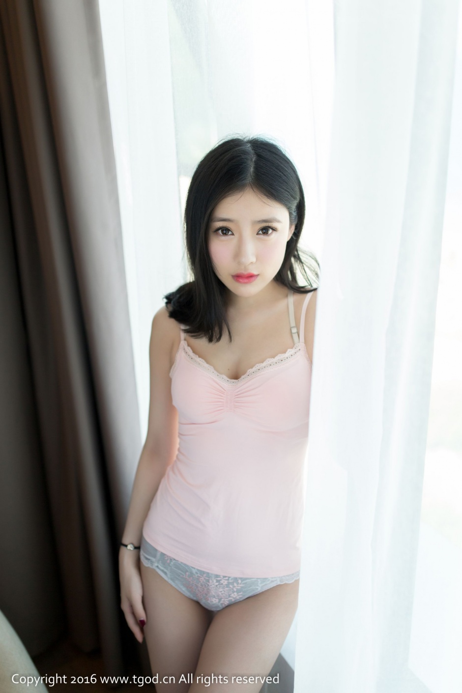粉红内衣美女施忆佳性感小内内私房翘臀撩人写真图片