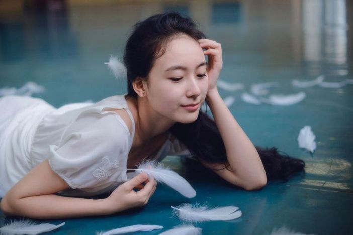 恋上羽毛的吊带白裙女孩唯美写真照