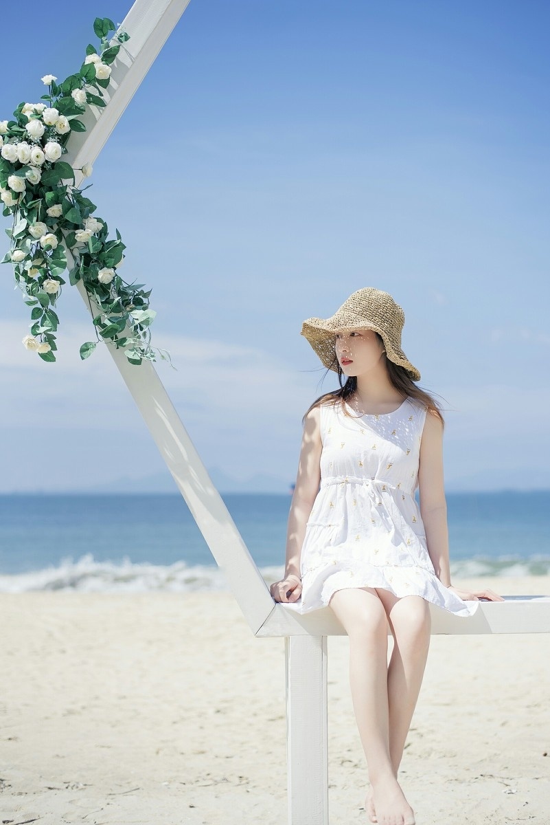 白裙清纯美女阳光沙滩美腿白嫩如霜图片