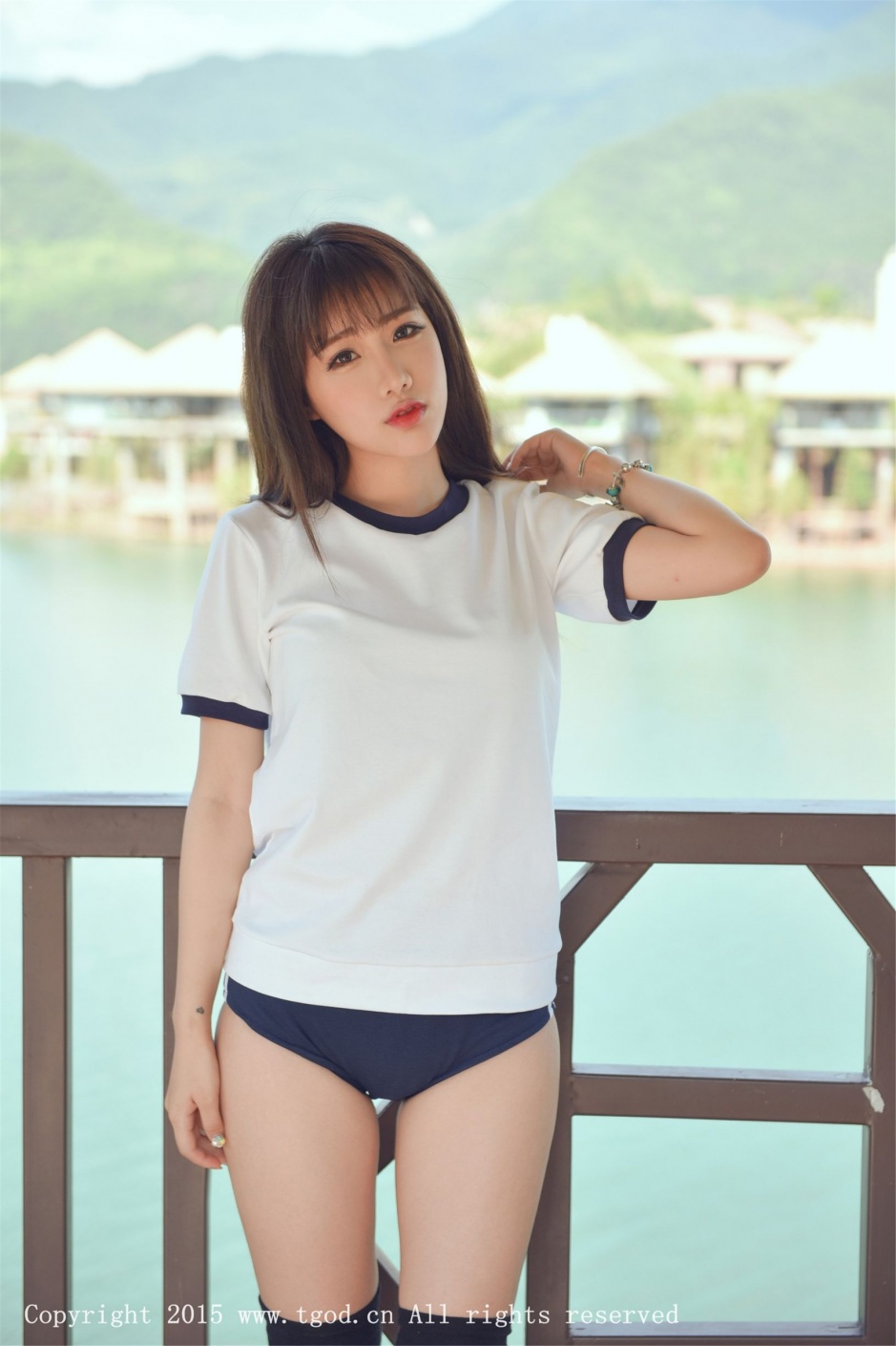 人气美女朱若慕Akiki超短热裤户外美腿撩人