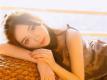 性感吊带美女香肩裸露享受阳光沐浴个人艺术图片
