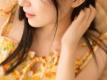 明眸皓齿邻家少女吊带花裙娇羞含情写真图片