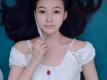 恋上羽毛的吊带白裙女孩唯美写真照