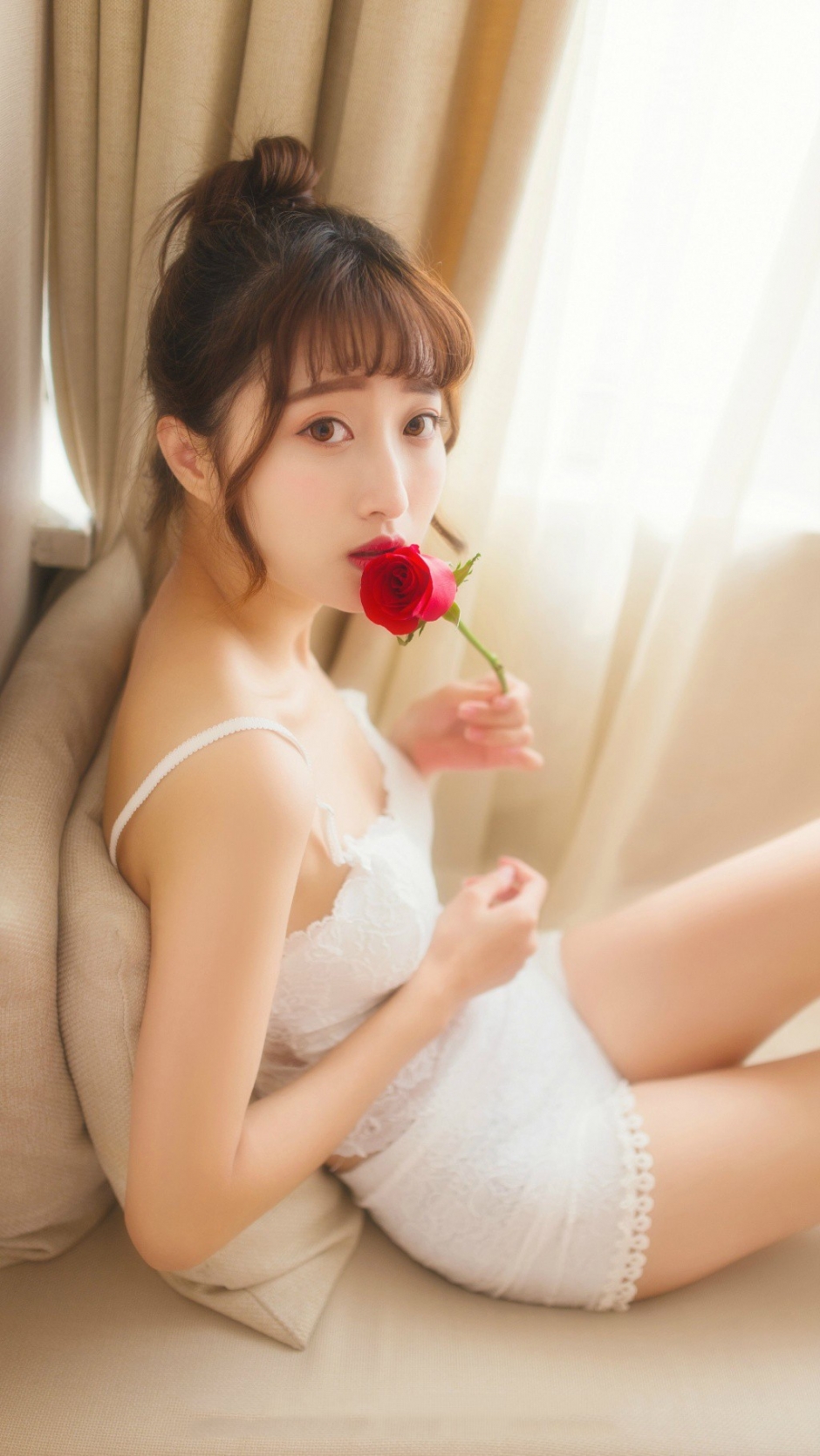 丸子头美女吊带超短裙露香肩美腿图片