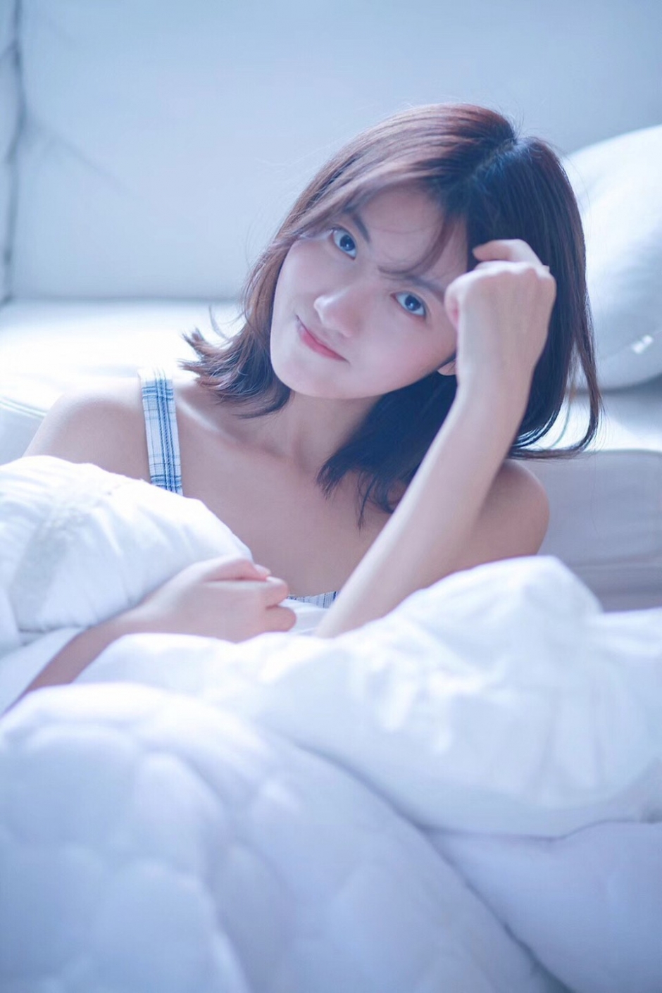 床上美女吊带睡衣白嫩肌肤露齿甜笑图片