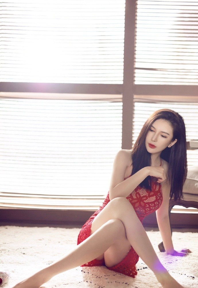 娇艳红唇美少妇蕾丝透视装展前凸后翘s型曲线身材图片