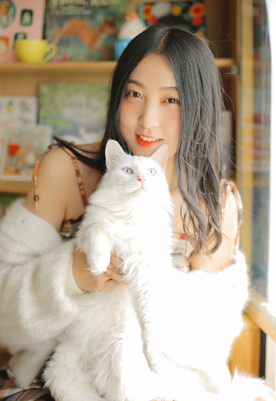 居家美女粉嫩圆脸唇红齿白半露香肩撩人图片