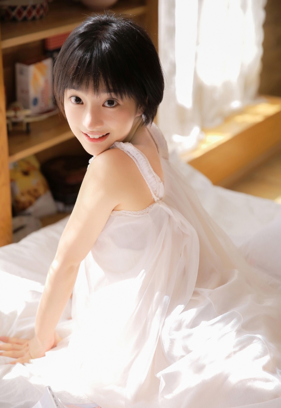 性感短发美女白色纱裙香肩美腿诱惑图片