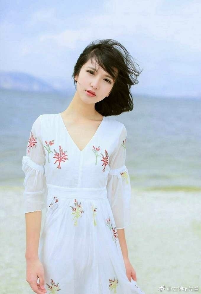 气质美女白色长裙蓬松短发精致眉眼图片