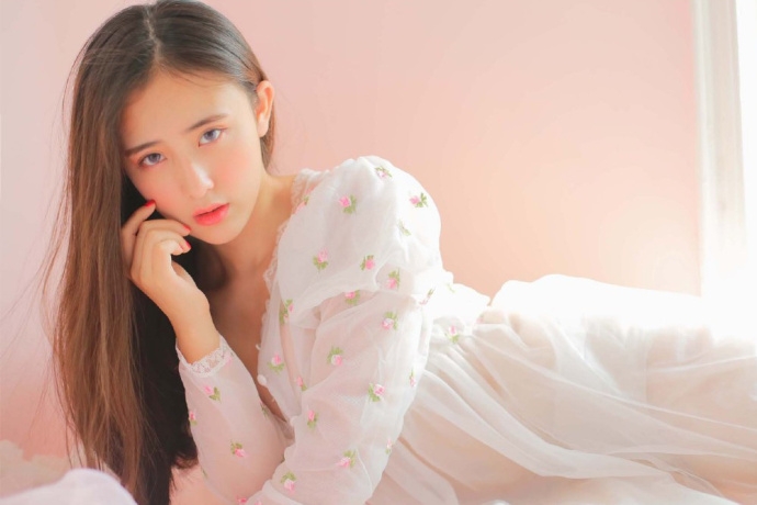 小清新美女迷离大眼脸蛋泛红蕾丝纱裙露白嫩酥胸图片