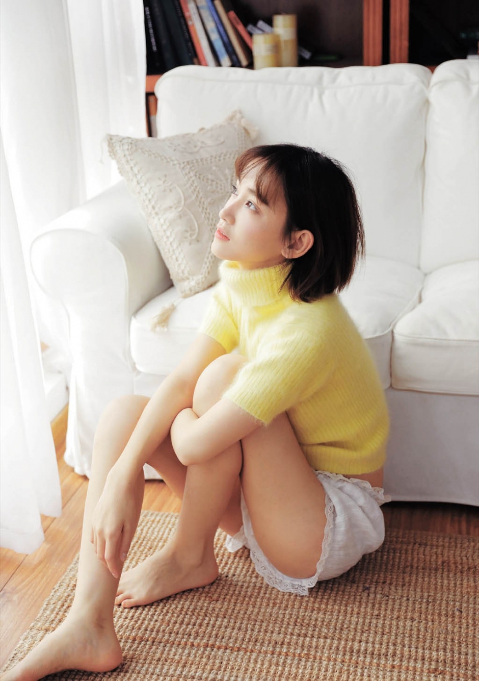 漂亮脸蛋美女超短裤露白嫩美腿居家图片
