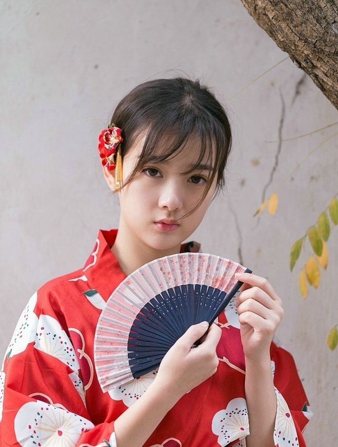 日本白嫩和服美女睫毛弯弯樱桃小嘴图片