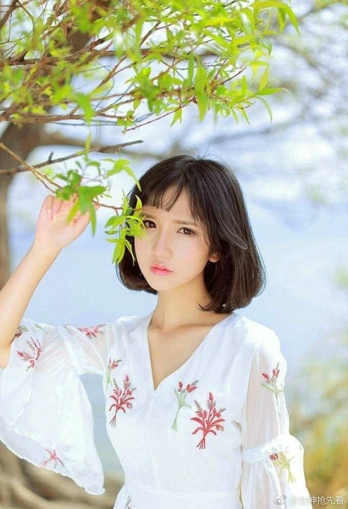气质美女白色长裙蓬松短发精致眉眼图片
