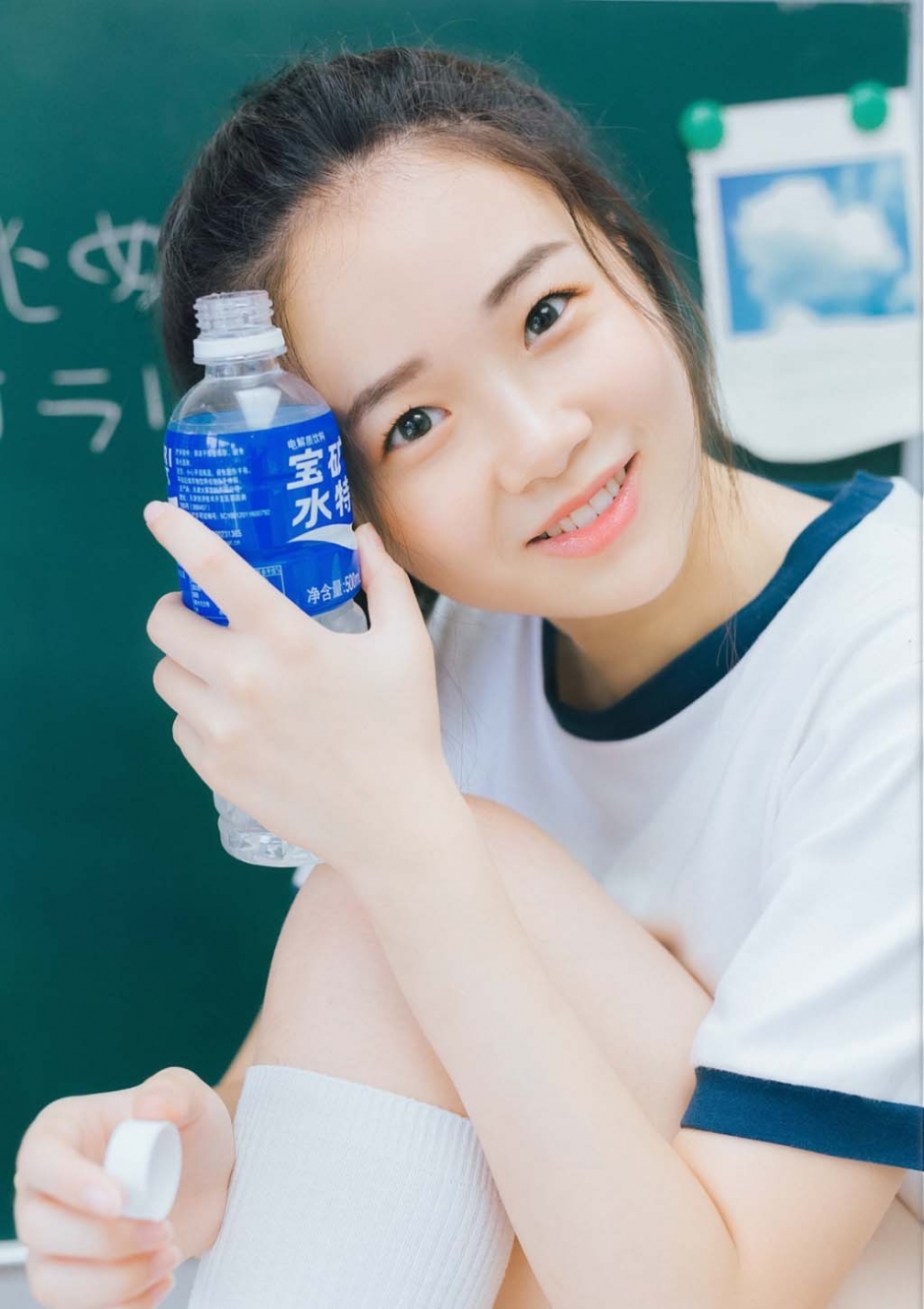 马尾美女校花运动服白丝长腿教室图片