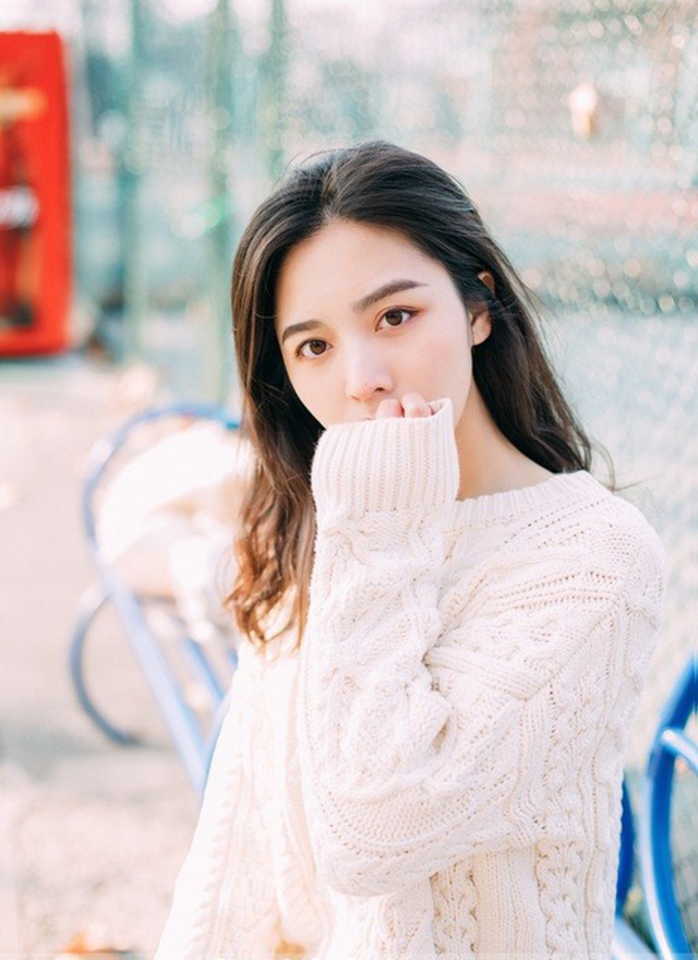 牛仔裤美女飘逸卷发精致侧颜唯美图片