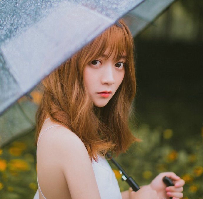 大眼萝莉美女吊带裙秀天鹅颈撑伞图片
