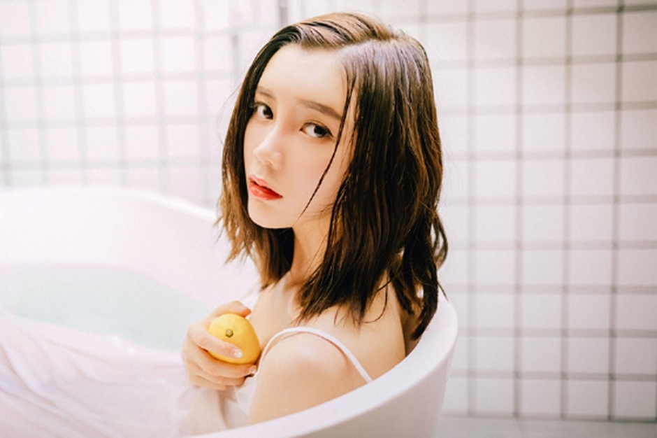 浴室美女深v吊带秀事业线大胆裸背图片