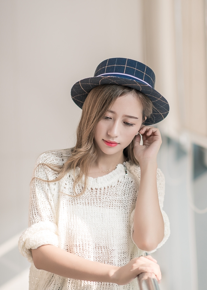镂空透视装美女香唇卷发漂亮脸蛋百褶裙露细长美腿图片