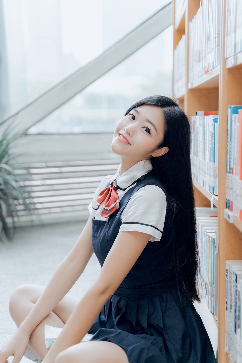 图书馆美女校花及腰黑发制服短裙图片
