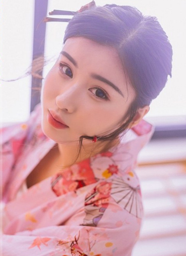 日本和服美女精致眉眼光滑牛奶肌图片