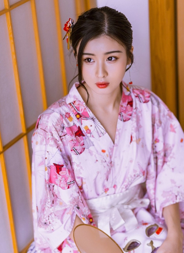 日本和服美女精致眉眼光滑牛奶肌图片