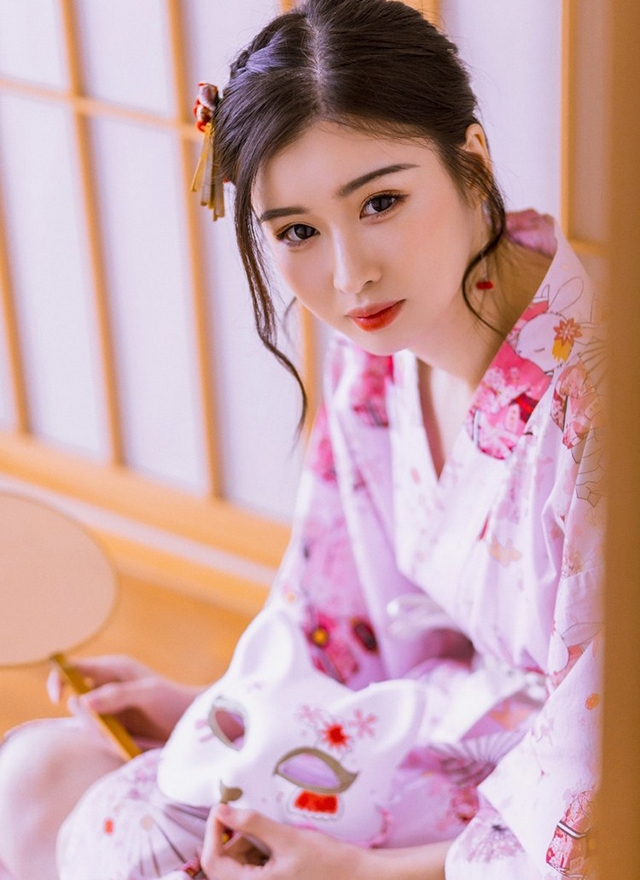 日本和服美女精致眉眼光滑牛奶肌图片