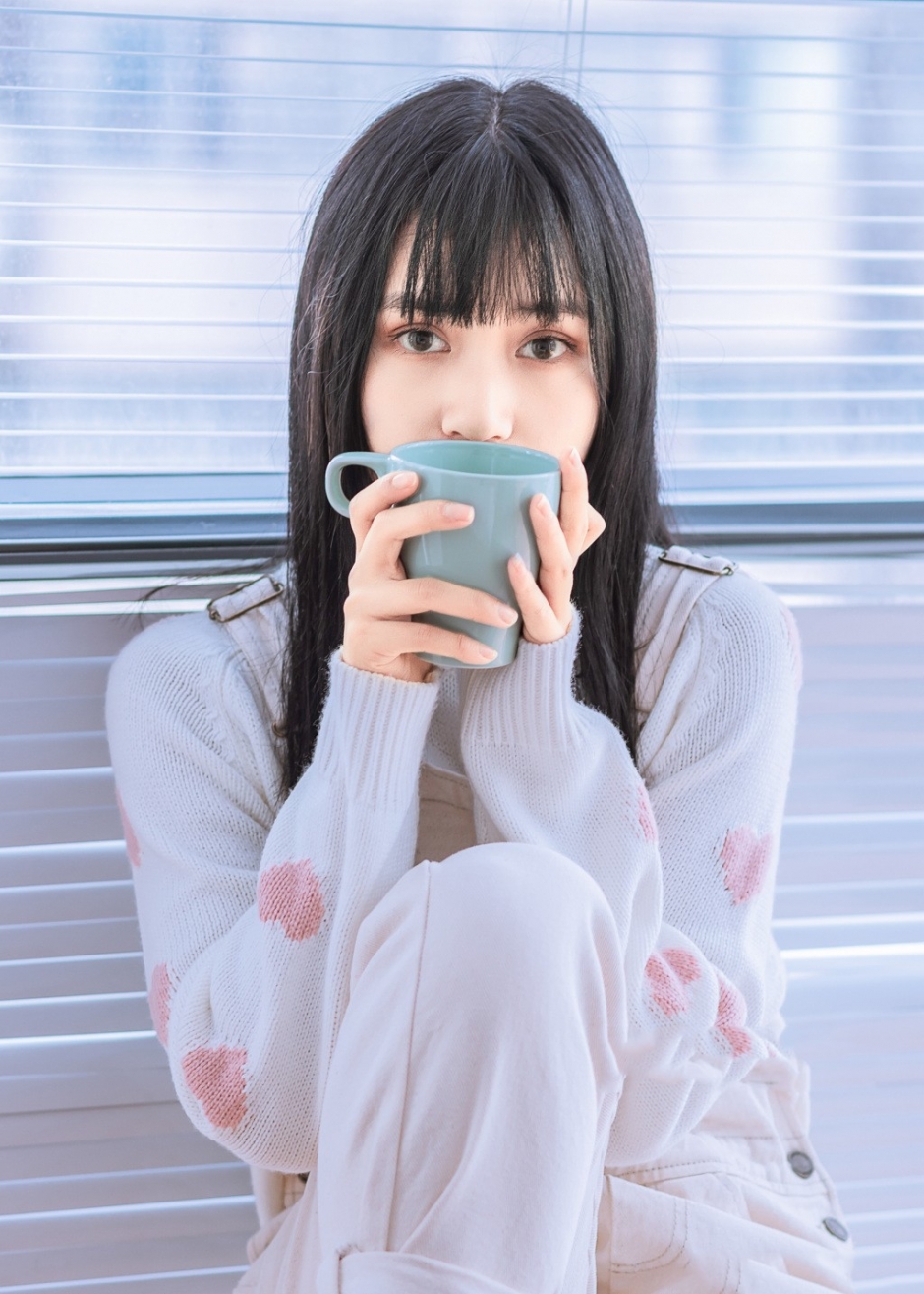 大眼睛美女长发披肩气质清纯私房图片