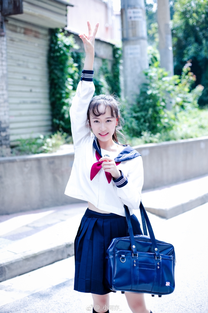 清纯学生妹俏皮马尾辫学院风制服图片