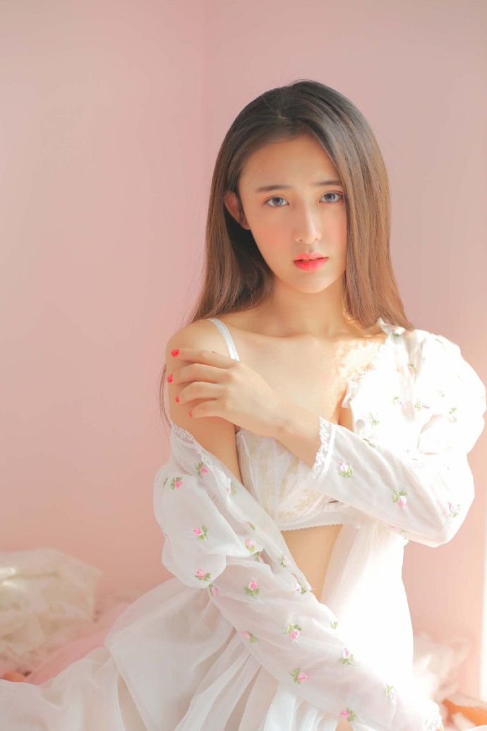 小清新美女迷离大眼脸蛋泛红蕾丝纱裙露白嫩酥胸图片