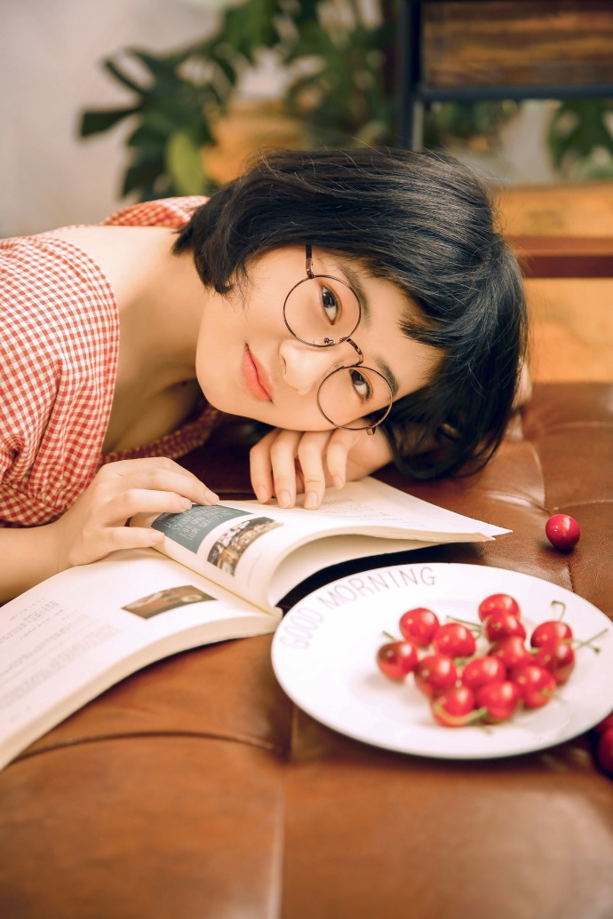 清纯眼镜妹红色连衣裙狗啃式短发图片