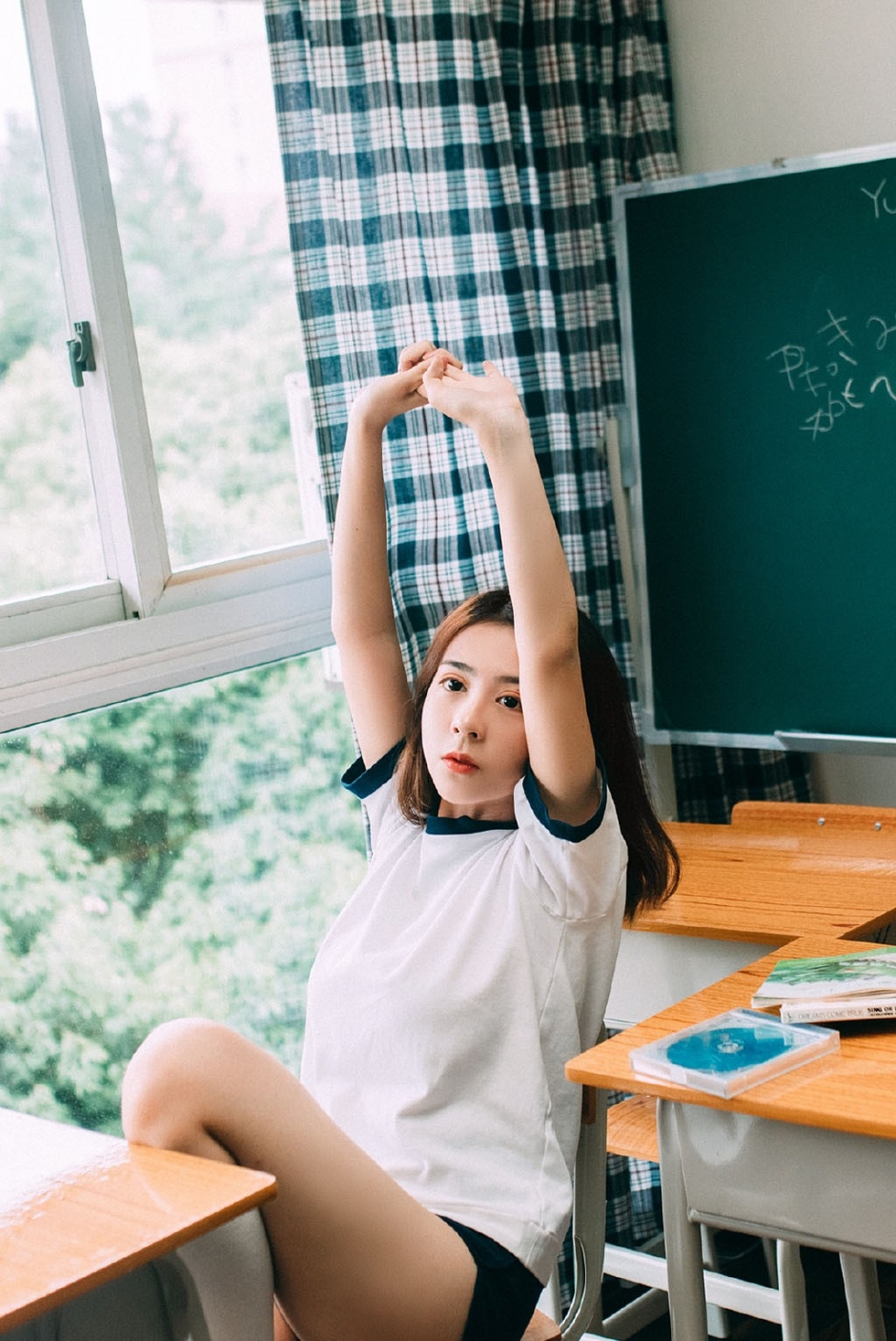 运动服美女学生诱人白丝长腿教室图片